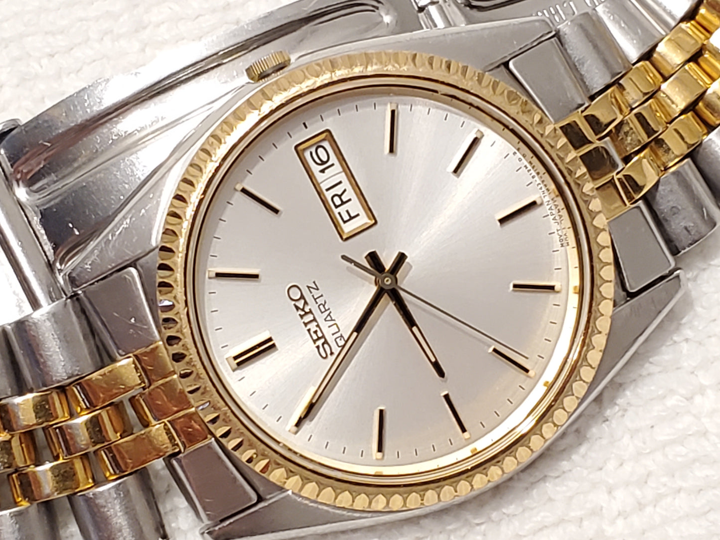 Vintage Seiko Men's Day Date Quartz Watch Stainless Steel Gold Tone One Jewel
