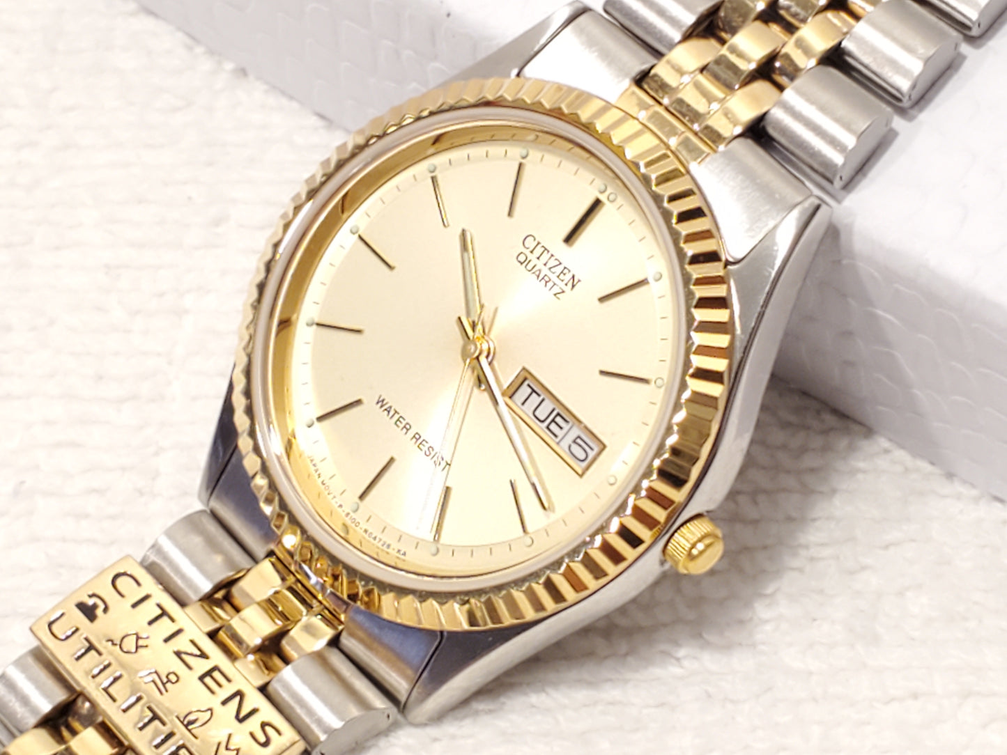 Vintage Citizen CQ Men's Day Date Watch Stainless Steel Gold Tone Presidential Fluted Bezel
