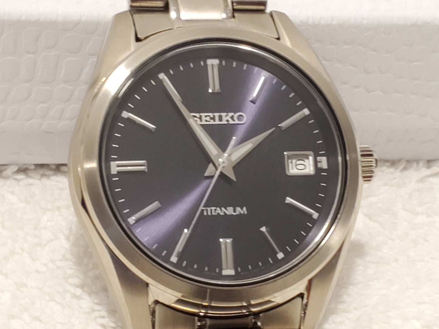 Seiko Titanium Men's Quartz Watch Date Purple Dial Sapphire Crystal WR 100 Meters