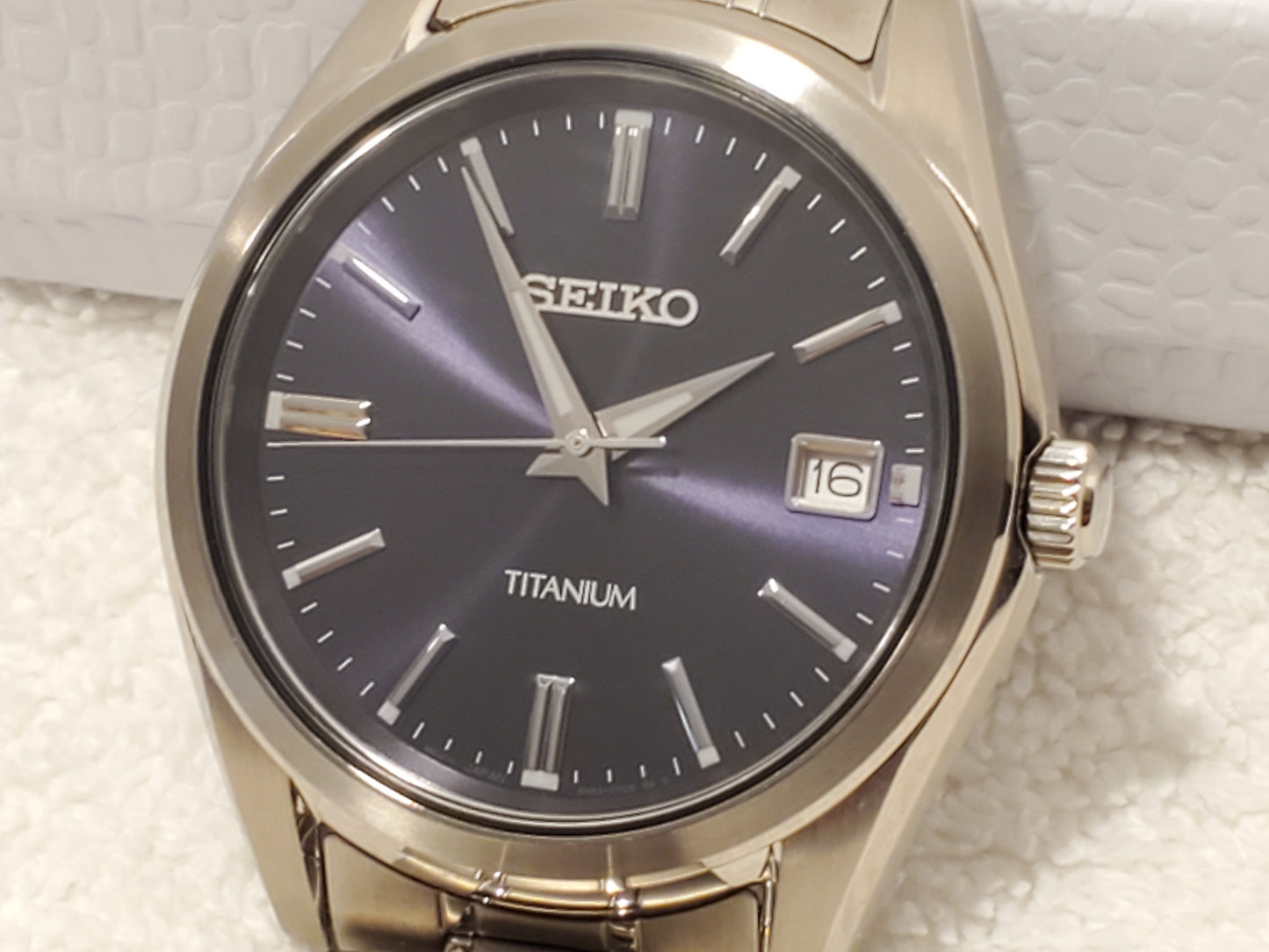 Seiko Titanium Men's Quartz Watch Date Purple Dial Sapphire Crystal WR 100 Meters