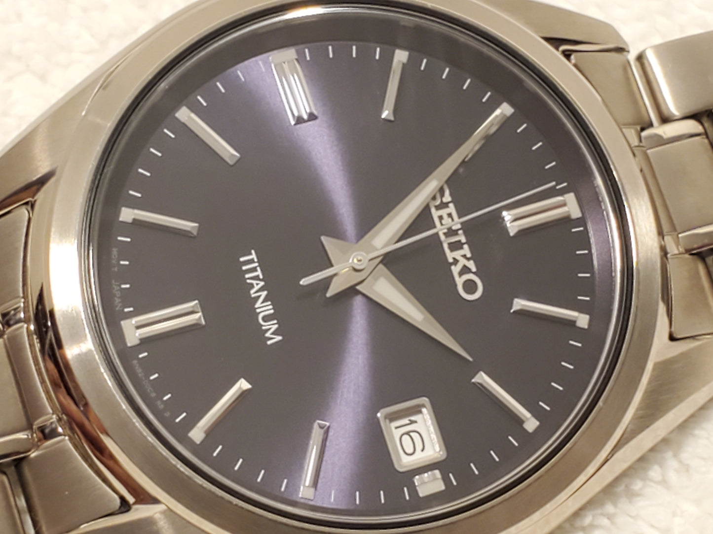Seiko Titanium Men's Quartz Watch Date Purple Dial Sapphire Crystal WR 100 Meters