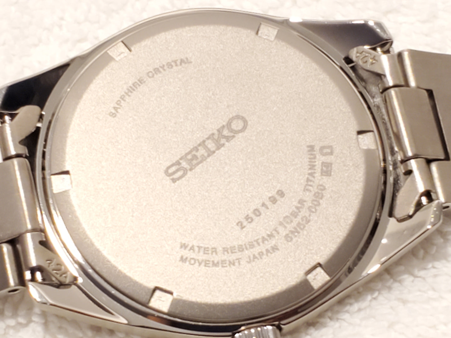 Seiko Titanium Men's Quartz Watch Date Purple Dial Sapphire Crystal WR 100 Meters