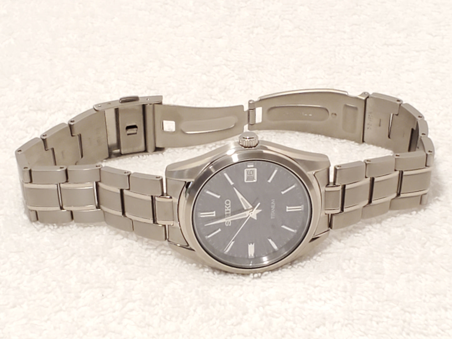 Seiko Titanium Men's Quartz Watch Date Purple Dial Sapphire Crystal WR 100 Meters