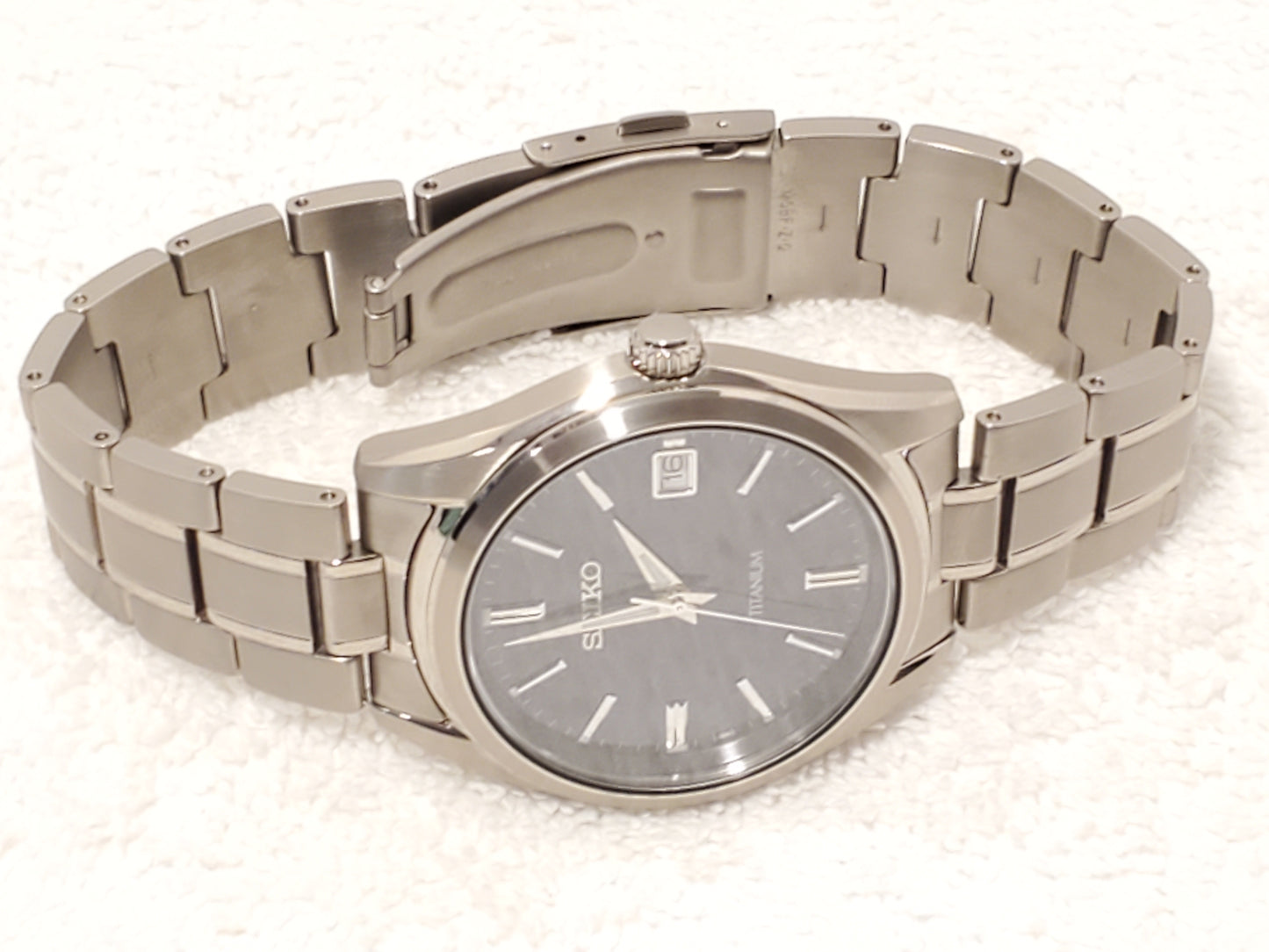 Seiko Titanium Men's Quartz Watch Date Purple Dial Sapphire Crystal WR 100 Meters
