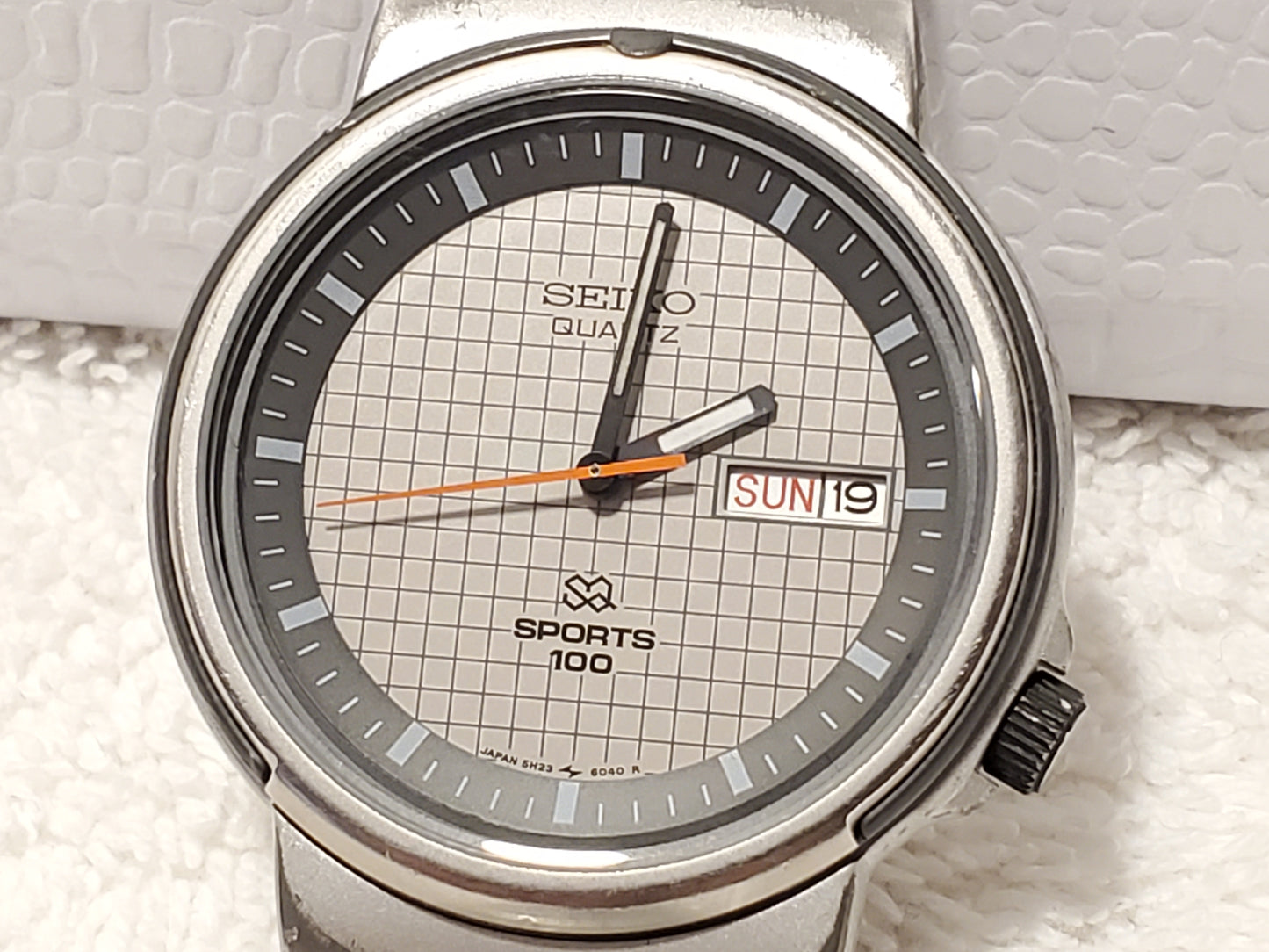Vintage Seiko Sports 100 Men's Day Date Quartz Watch Grey Dial Three Jewels