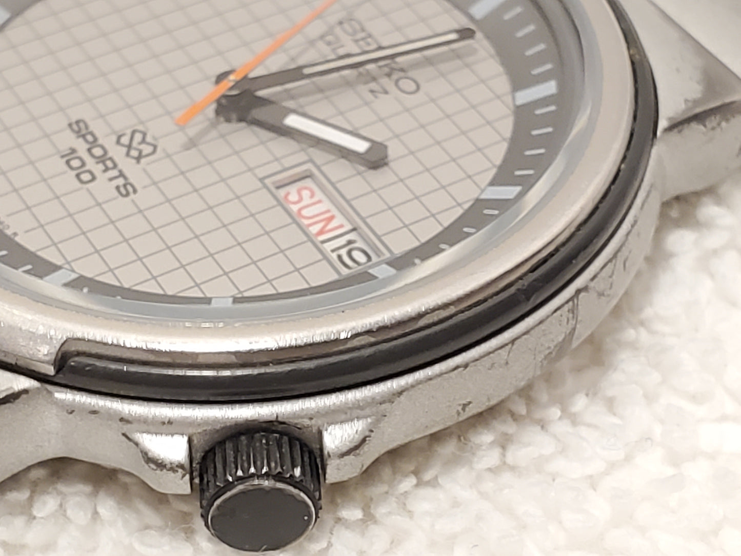 Vintage Seiko Sports 100 Men's Day Date Quartz Watch Grey Dial Three Jewels