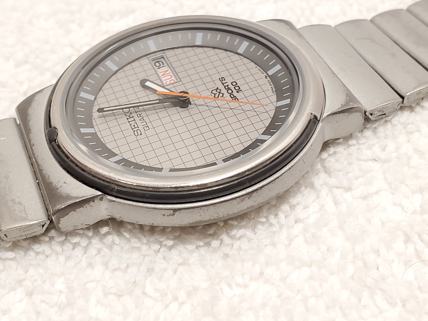 Vintage Seiko Sports 100 Men's Day Date Quartz Watch Grey Dial Three Jewels