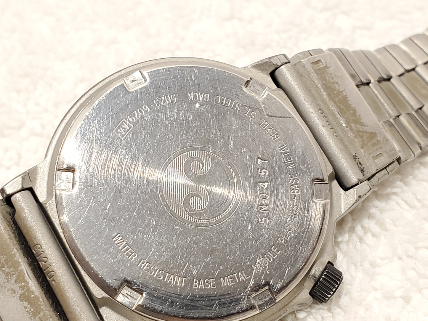 Vintage Seiko Sports 100 Men's Day Date Quartz Watch Grey Dial Three Jewels