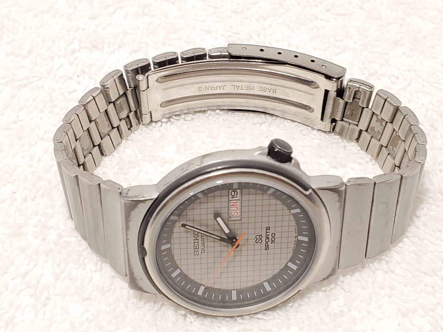 Vintage Seiko Sports 100 Men's Day Date Quartz Watch Grey Dial Three Jewels