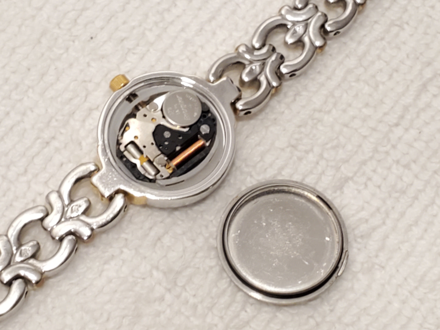 Vintage Bulova Women's Quartz Watch Gold Tone Mother Pearl Dial Diamonds Bezel Stainless Steel