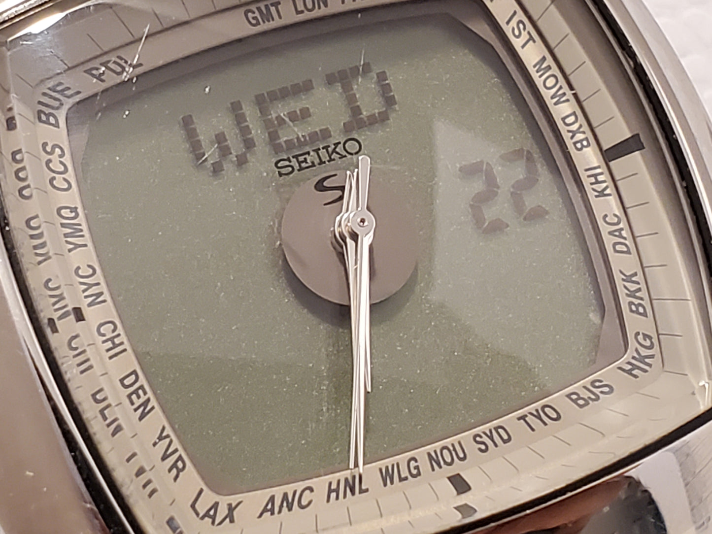 Vintage Seiko Men's Analog Digital Quartz Watch Five Jewels World Time Date Day Month Year