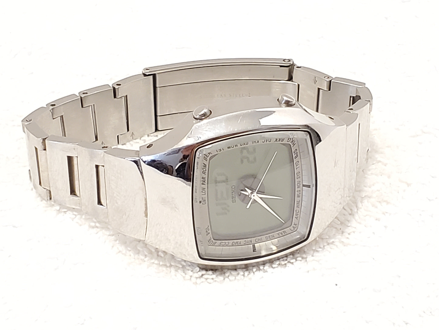 Vintage Seiko Men's Analog Digital Quartz Watch Five Jewels World Time Date Day Month Year