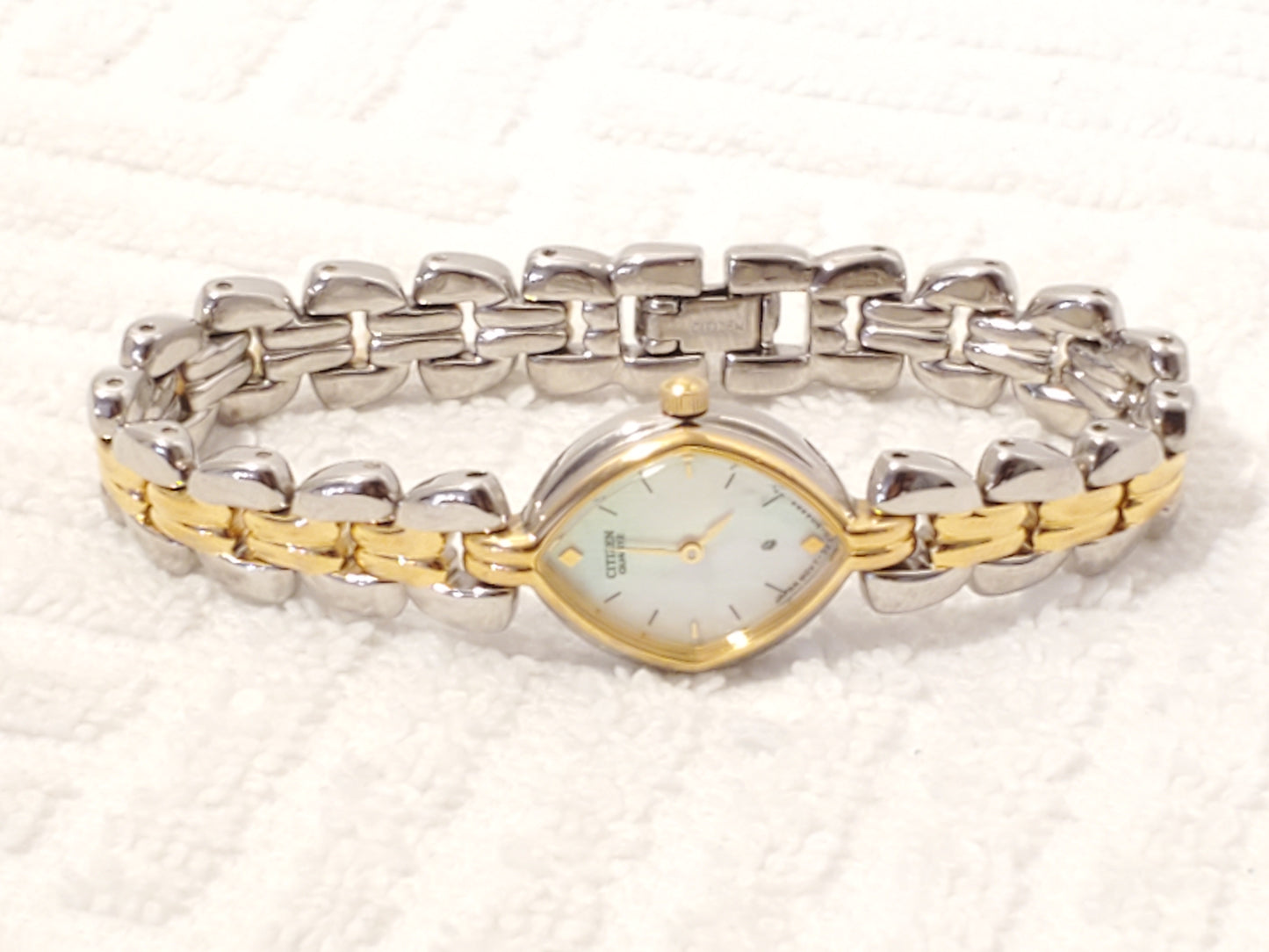 Vintage Citizen Women's Quartz SS Watch Gold Tone One Jewel Mother Pearl Dial