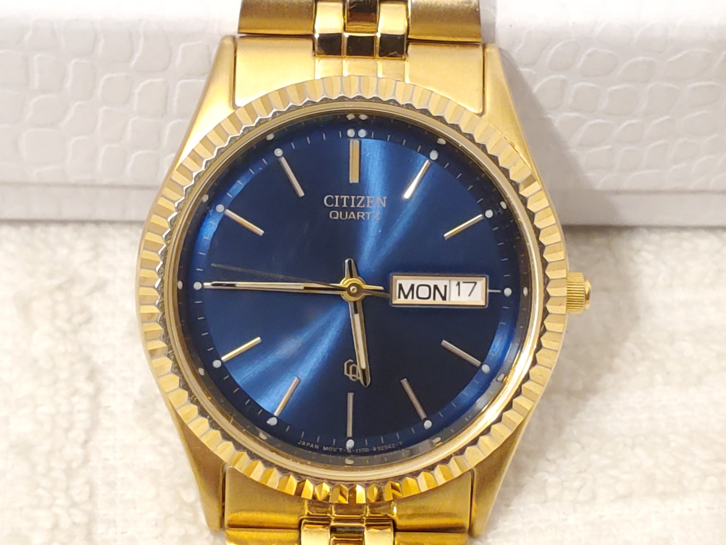 Vintage Citizen Men's Day Date Quartz Watch Stainless Steel Gold Tone Blue Dial