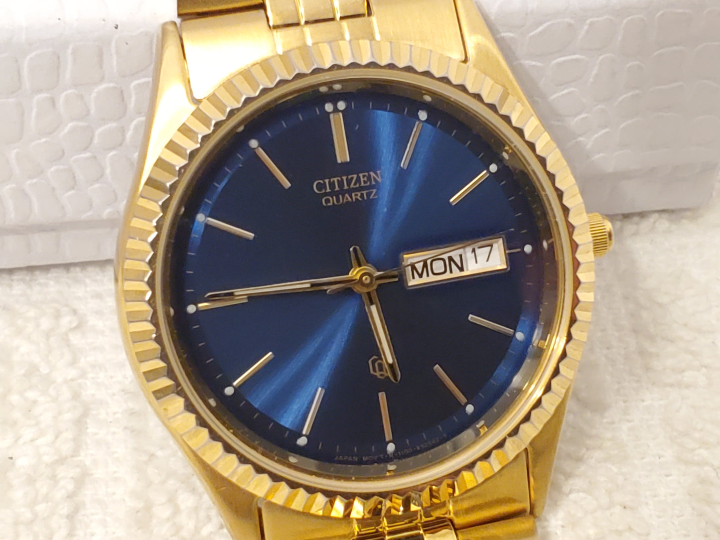 Vintage Citizen Men's Day Date Quartz Watch Stainless Steel Gold Tone Blue Dial