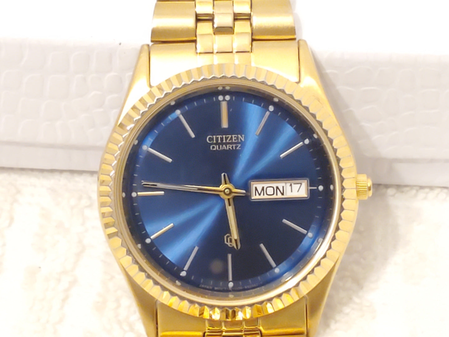 Vintage Citizen Men's Day Date Quartz Watch Stainless Steel Gold Tone Blue Dial
