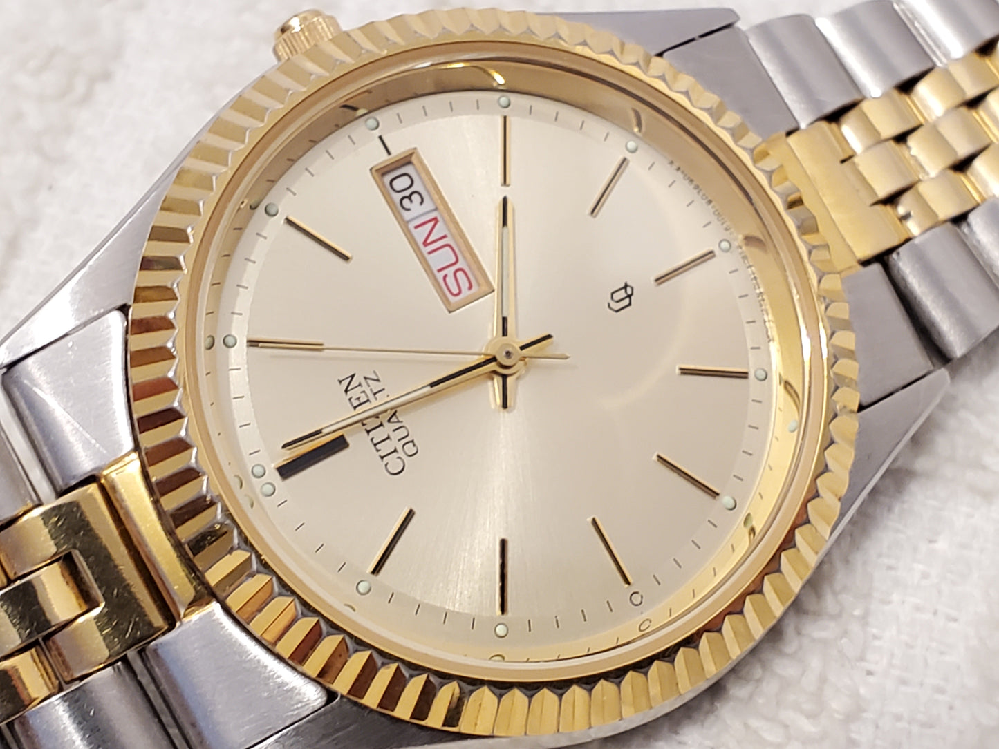 Vintage Citizen CQ Men's Quartz Watch Day Date Fluted Bezel Jubilee Bracelet