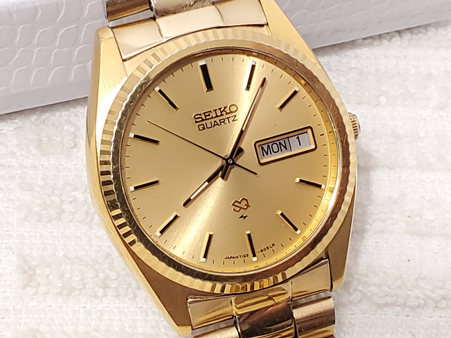 Vintage Seiko SQ Day Date Mens Gold Tone Quartz Watch Two Jewels Stainless Steel