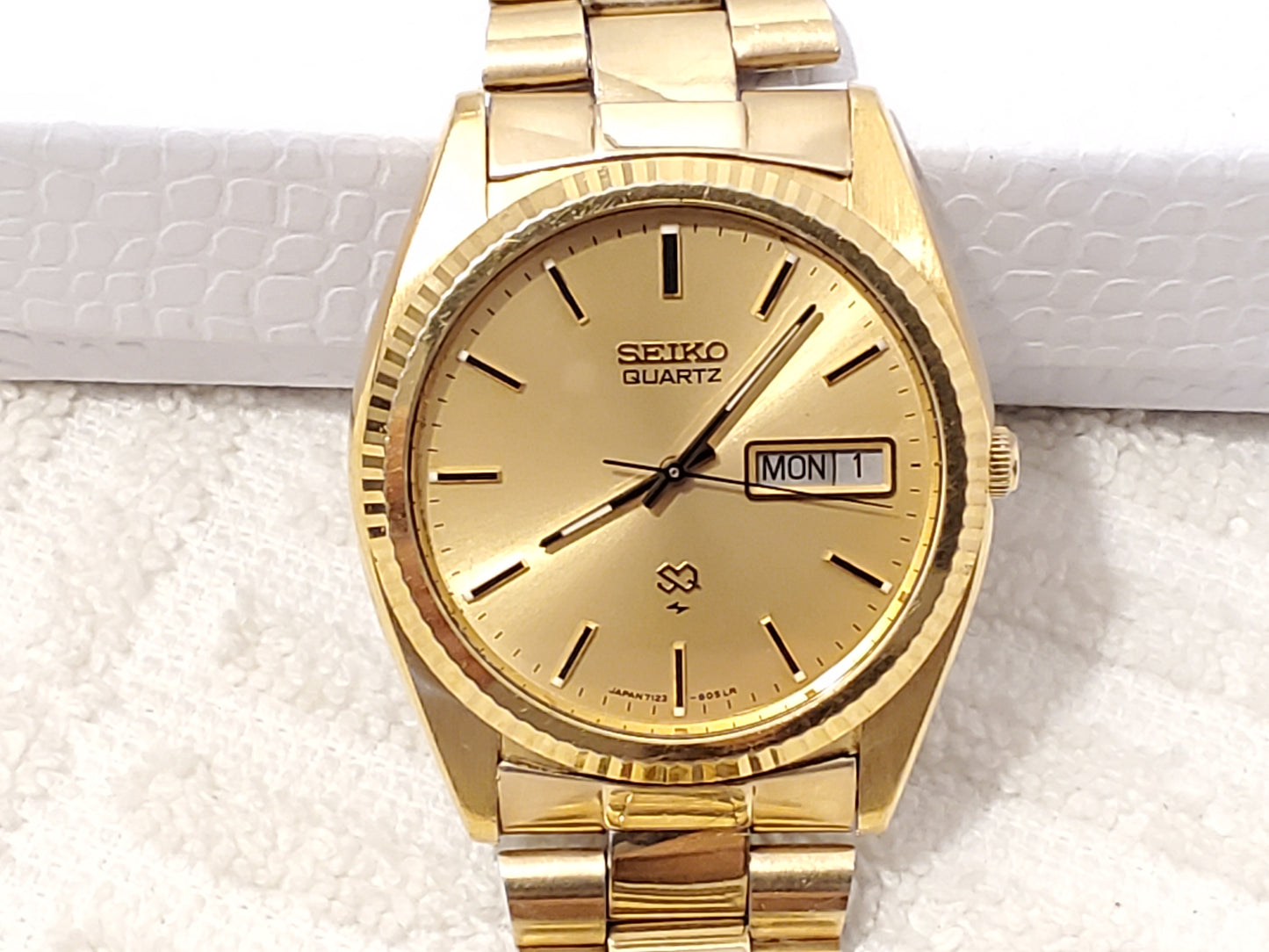 Vintage Seiko SQ Day Date Mens Gold Tone Quartz Watch Two Jewels Stainless Steel