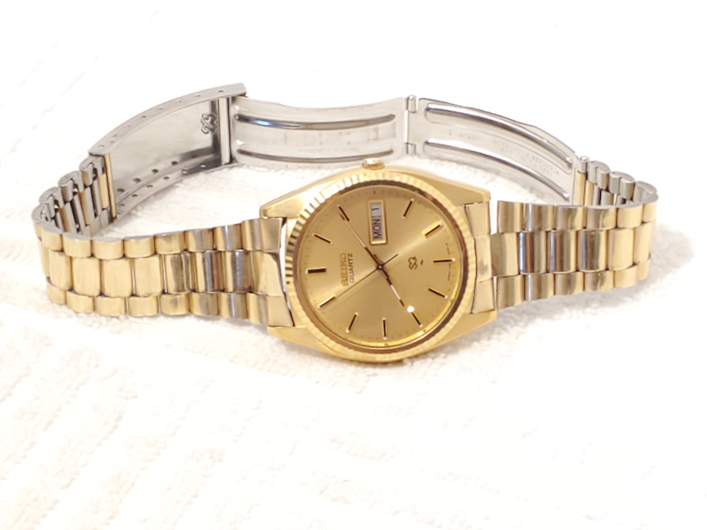 Vintage Seiko SQ Day Date Mens Gold Tone Quartz Watch Two Jewels Stainless Steel