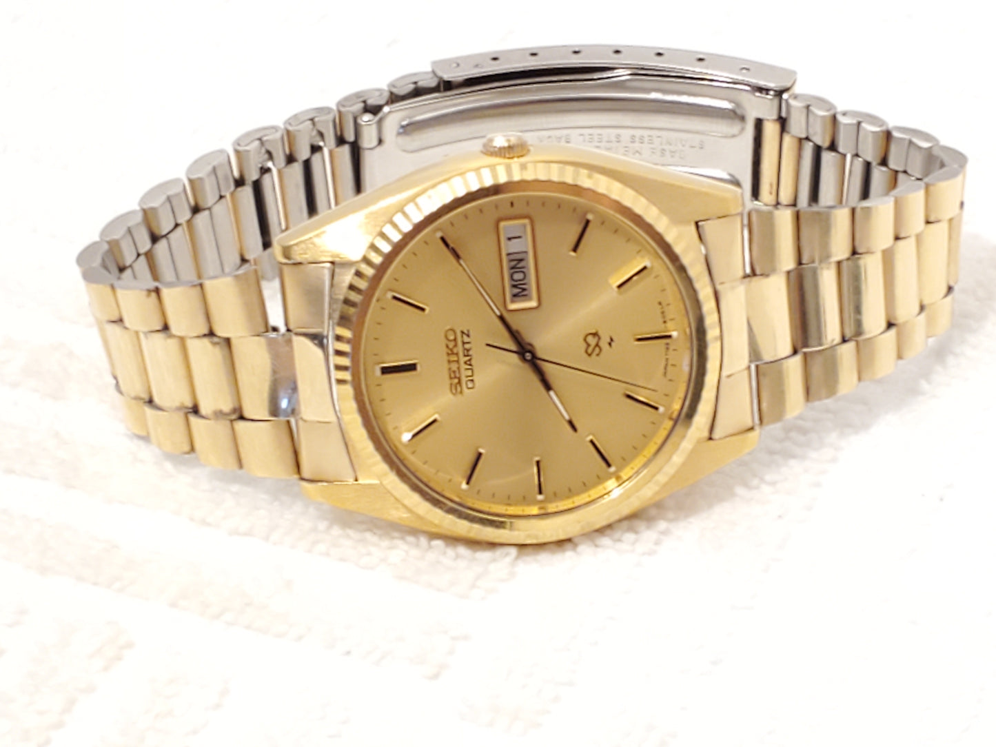 Vintage Seiko SQ Day Date Mens Gold Tone Quartz Watch Two Jewels Stainless Steel