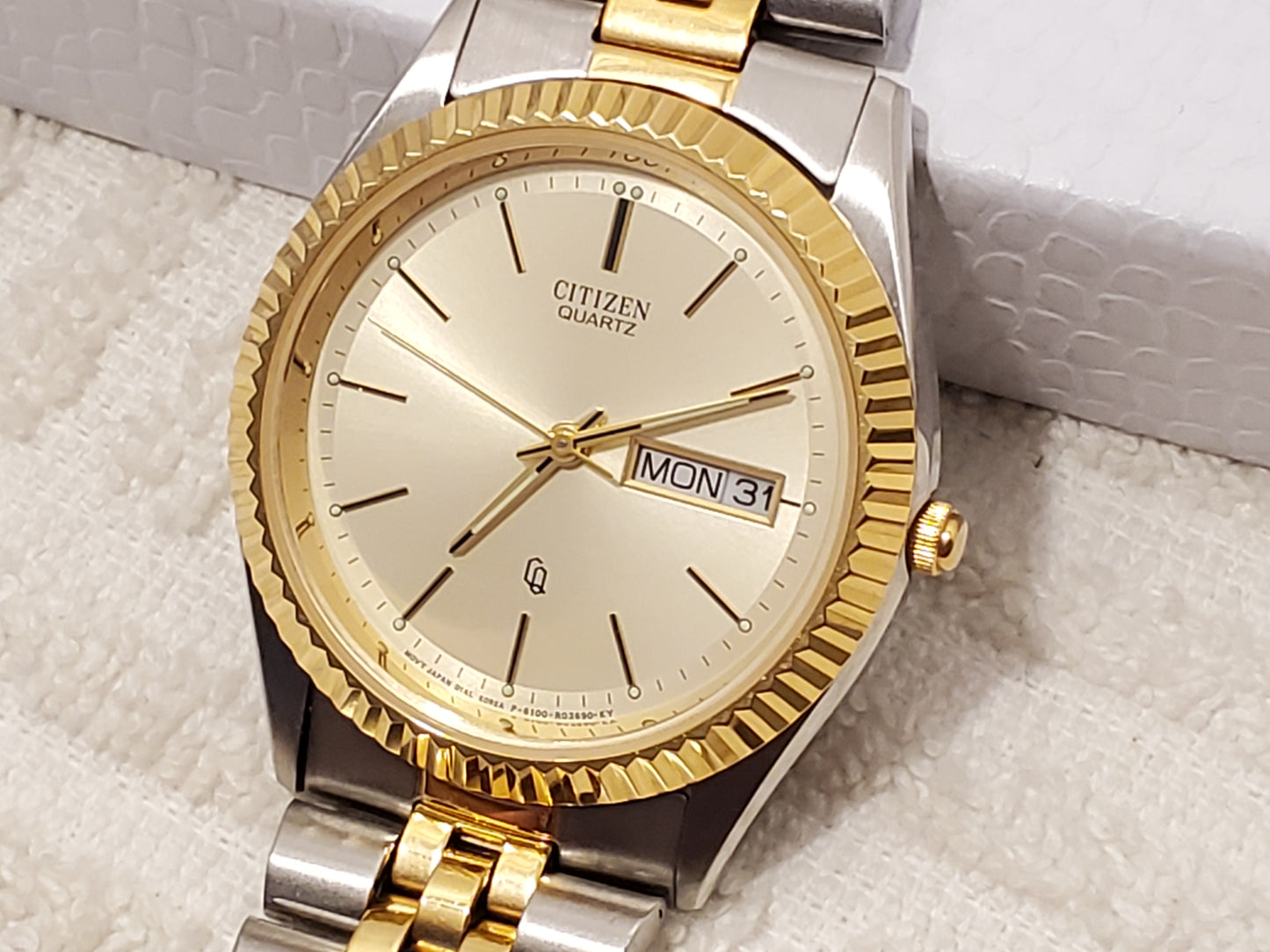 Vintage Citizen CQ Men's Day Date Presidential Watch Gold Tone Stainless Steel