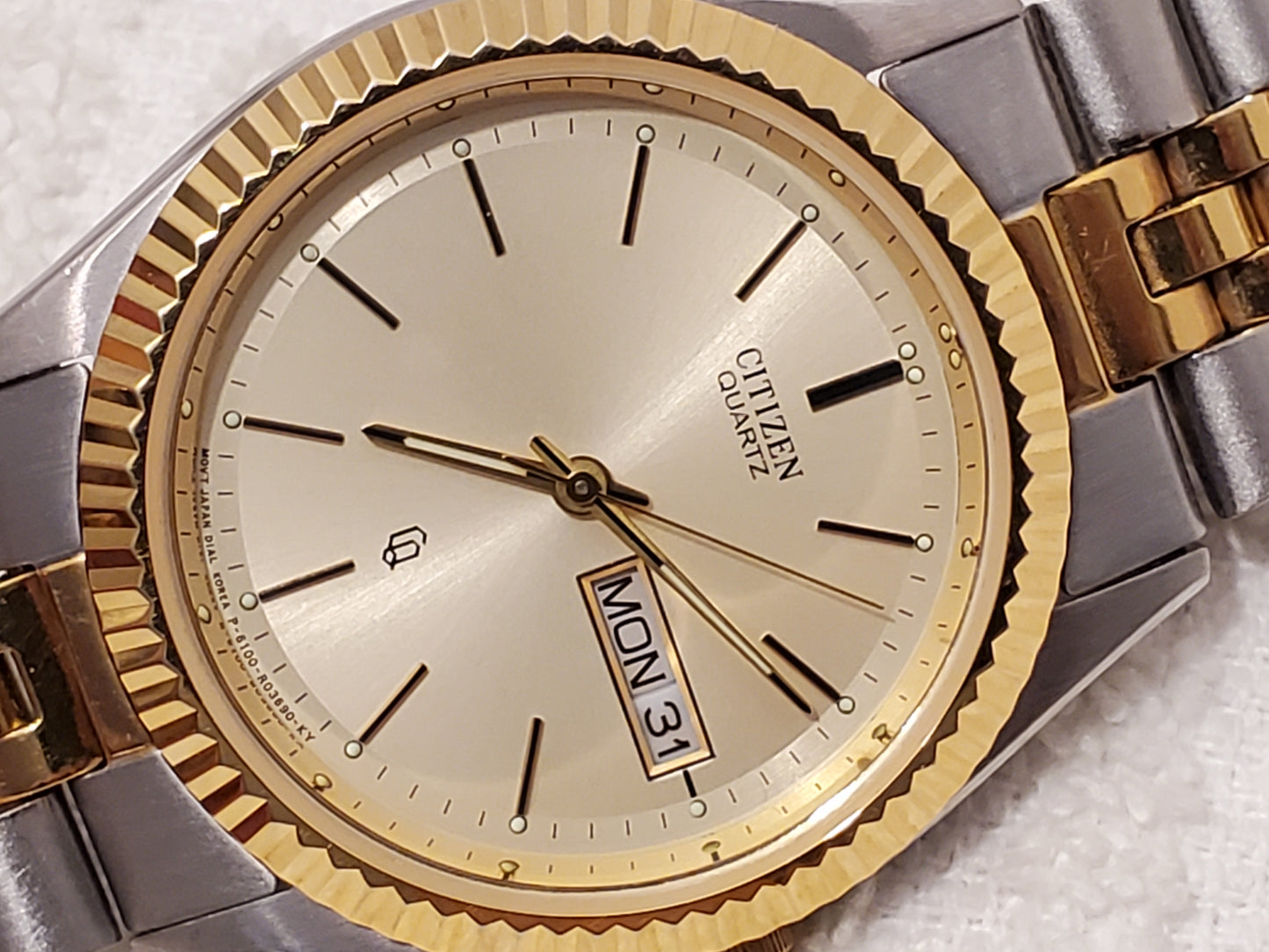 Vintage Citizen CQ Men's Day Date Presidential Watch Gold Tone Stainless Steel