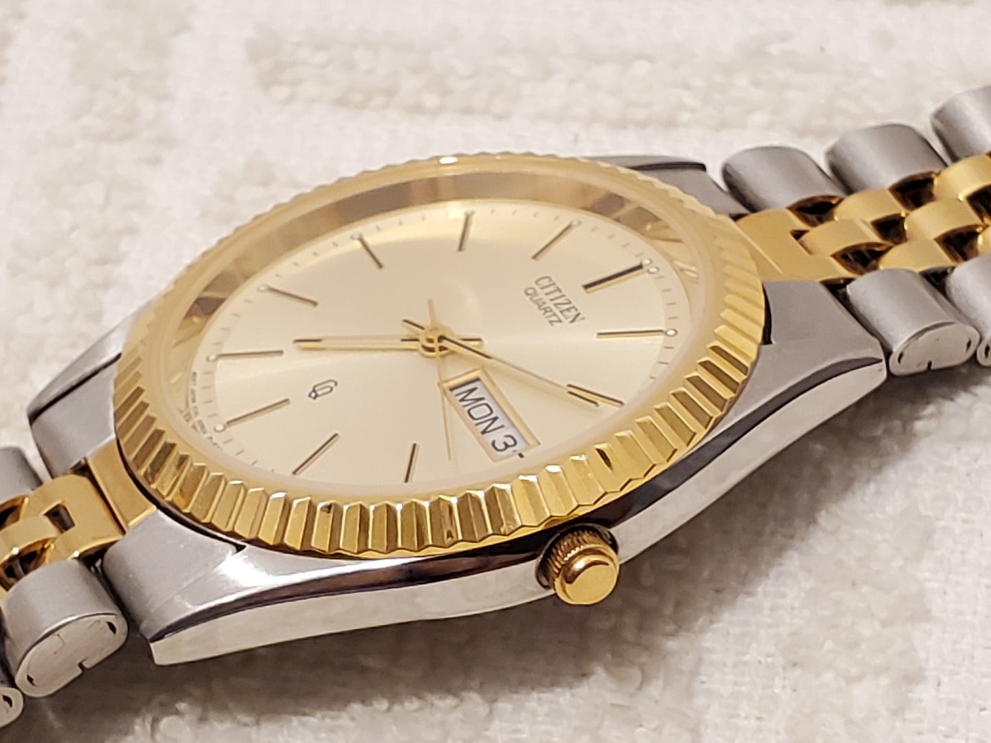 Vintage Citizen CQ Men's Day Date Presidential Watch Gold Tone Stainless Steel