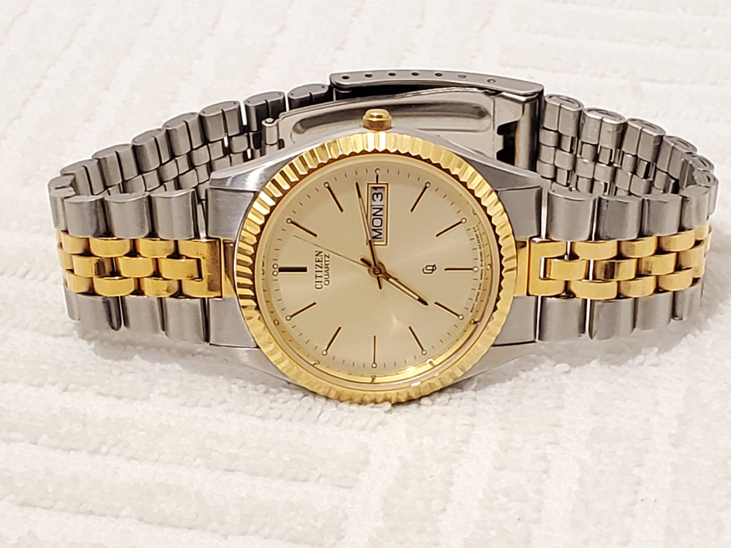 Vintage Citizen CQ Men's Day Date Presidential Watch Gold Tone Stainless Steel