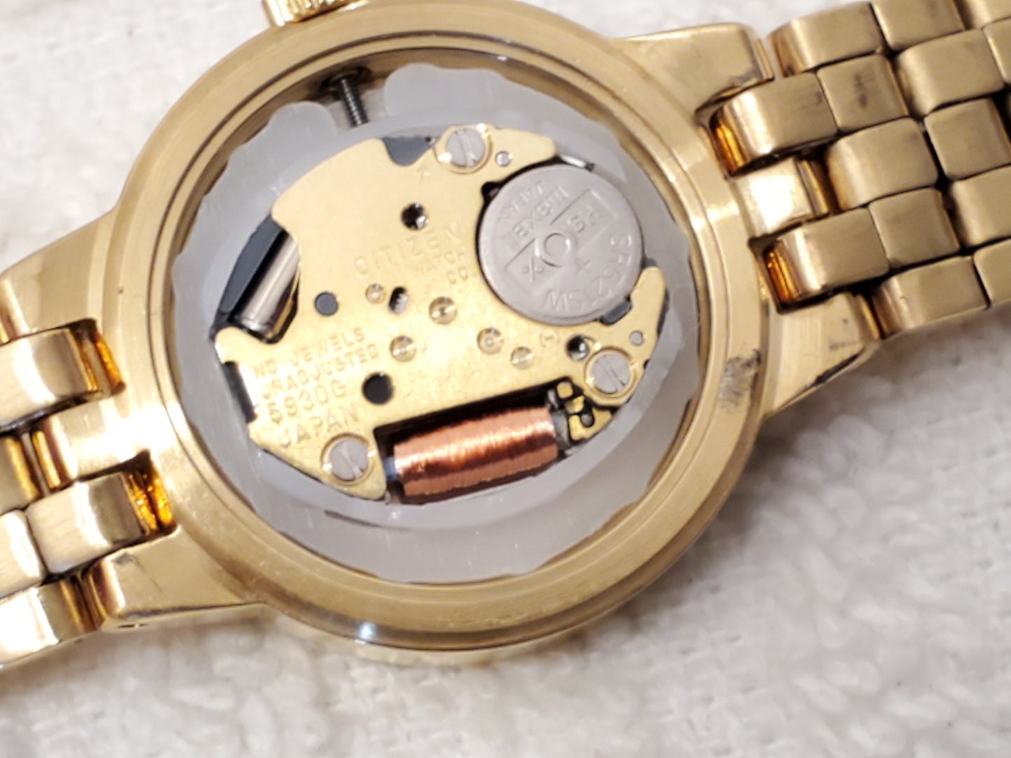 Vintage Citizen Women's Quartz Watch Gold Tone Swarovski Crystals Bezel MOP Dial