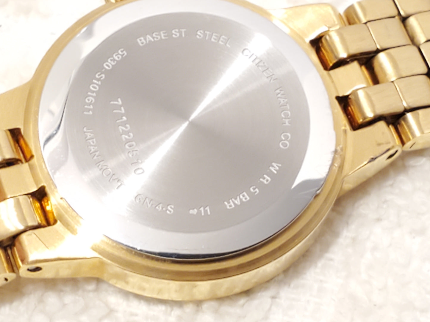 Vintage Citizen Women's Quartz Watch Gold Tone Swarovski Crystals Bezel MOP Dial