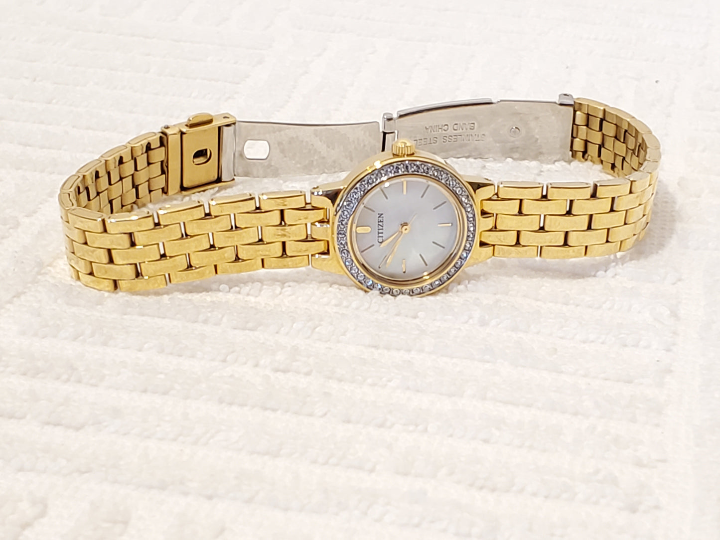 Vintage Citizen Women's Quartz Watch Gold Tone Swarovski Crystals Bezel MOP Dial