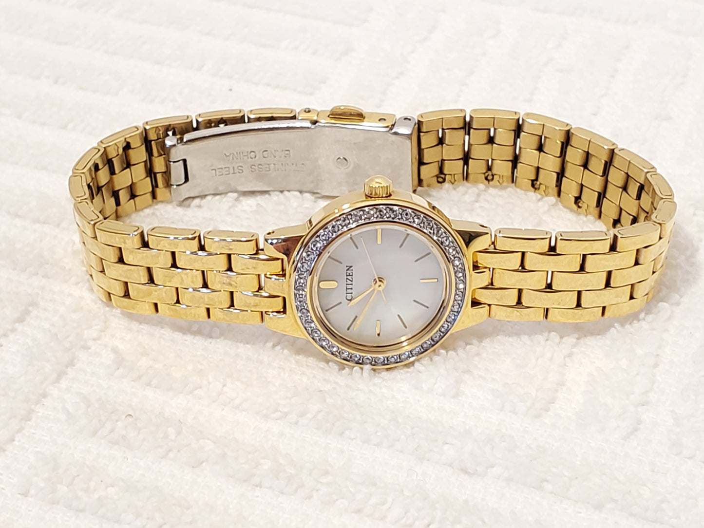 Vintage Citizen Women's Quartz Watch Gold Tone Swarovski Crystals Bezel MOP Dial