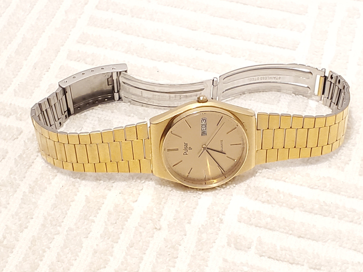 Vintage Pulsar Men's Gold Tone Day Date Quartz Watch Stainless Steel