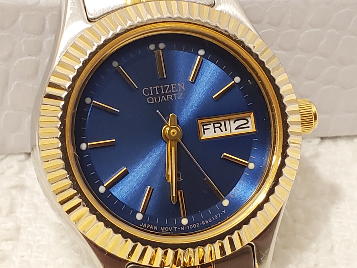 Vintage Citizen Womens Gold Tone Day Date Quartz Watch Stainless Steel Blue Dial