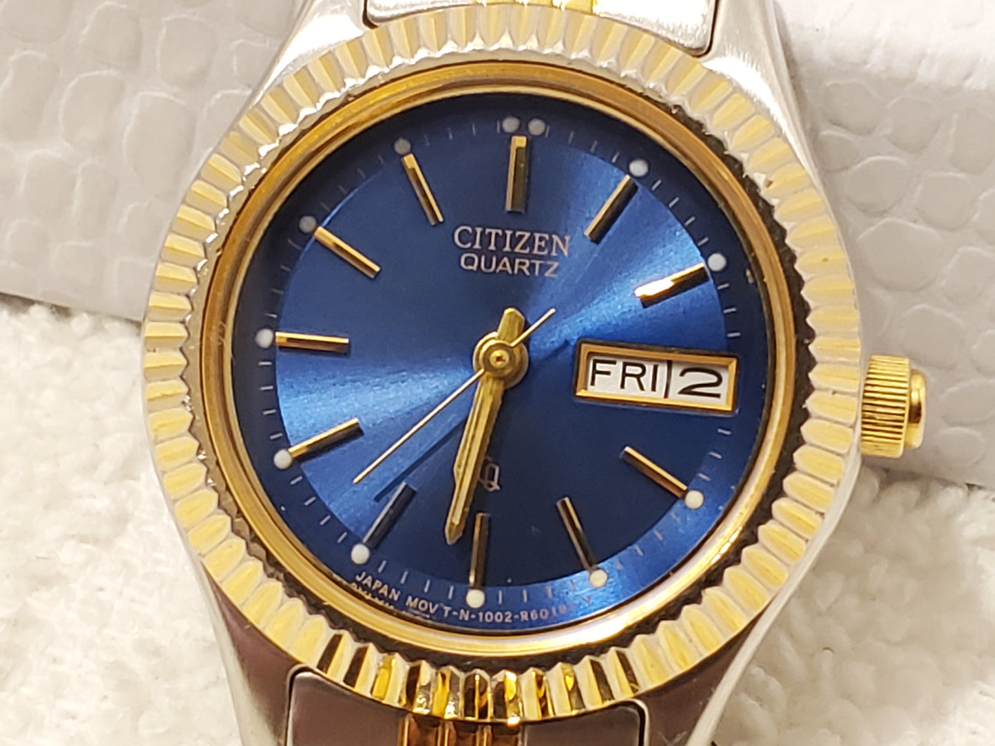 Vintage Citizen Womens Gold Tone Day Date Quartz Watch Stainless Steel Blue Dial