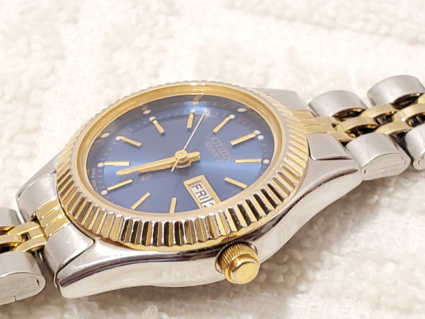 Vintage Citizen Womens Gold Tone Day Date Quartz Watch Stainless Steel Blue Dial