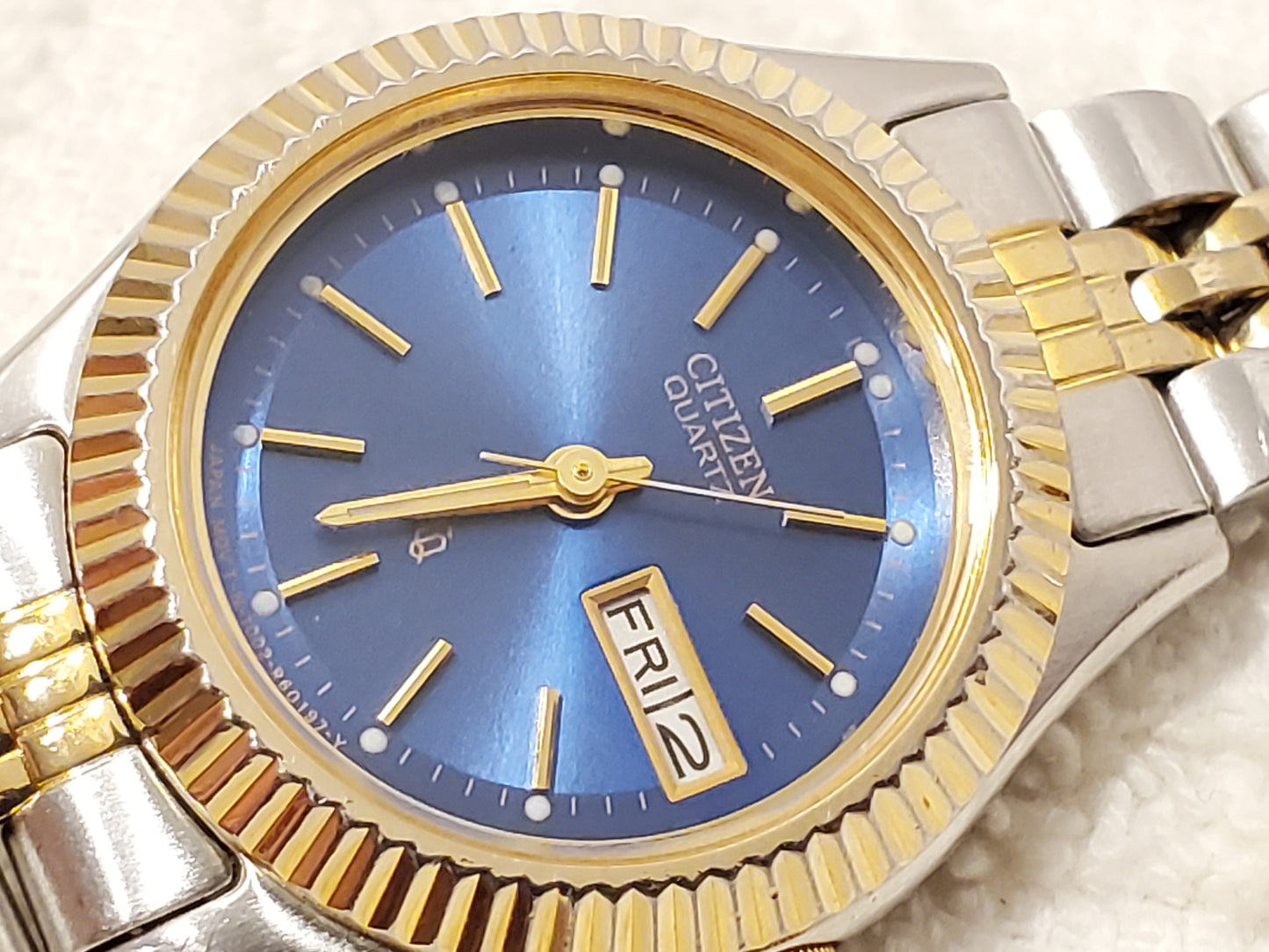Vintage Citizen Womens Gold Tone Day Date Quartz Watch Stainless Steel Blue Dial