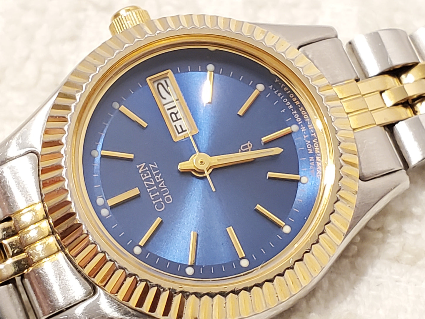 Vintage Citizen Womens Gold Tone Day Date Quartz Watch Stainless Steel Blue Dial