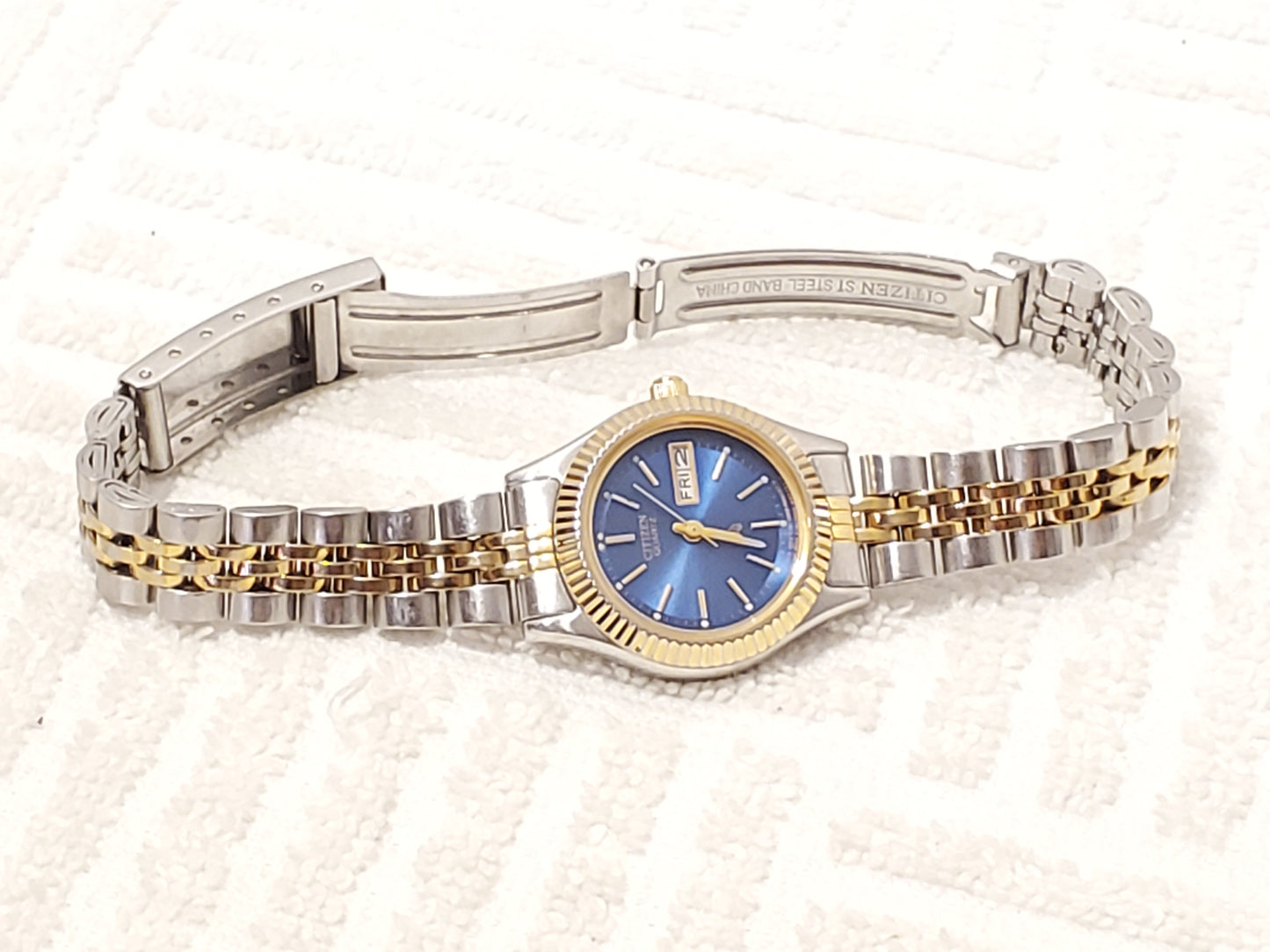 Vintage Citizen Womens Gold Tone Day Date Quartz Watch Stainless Steel Blue Dial