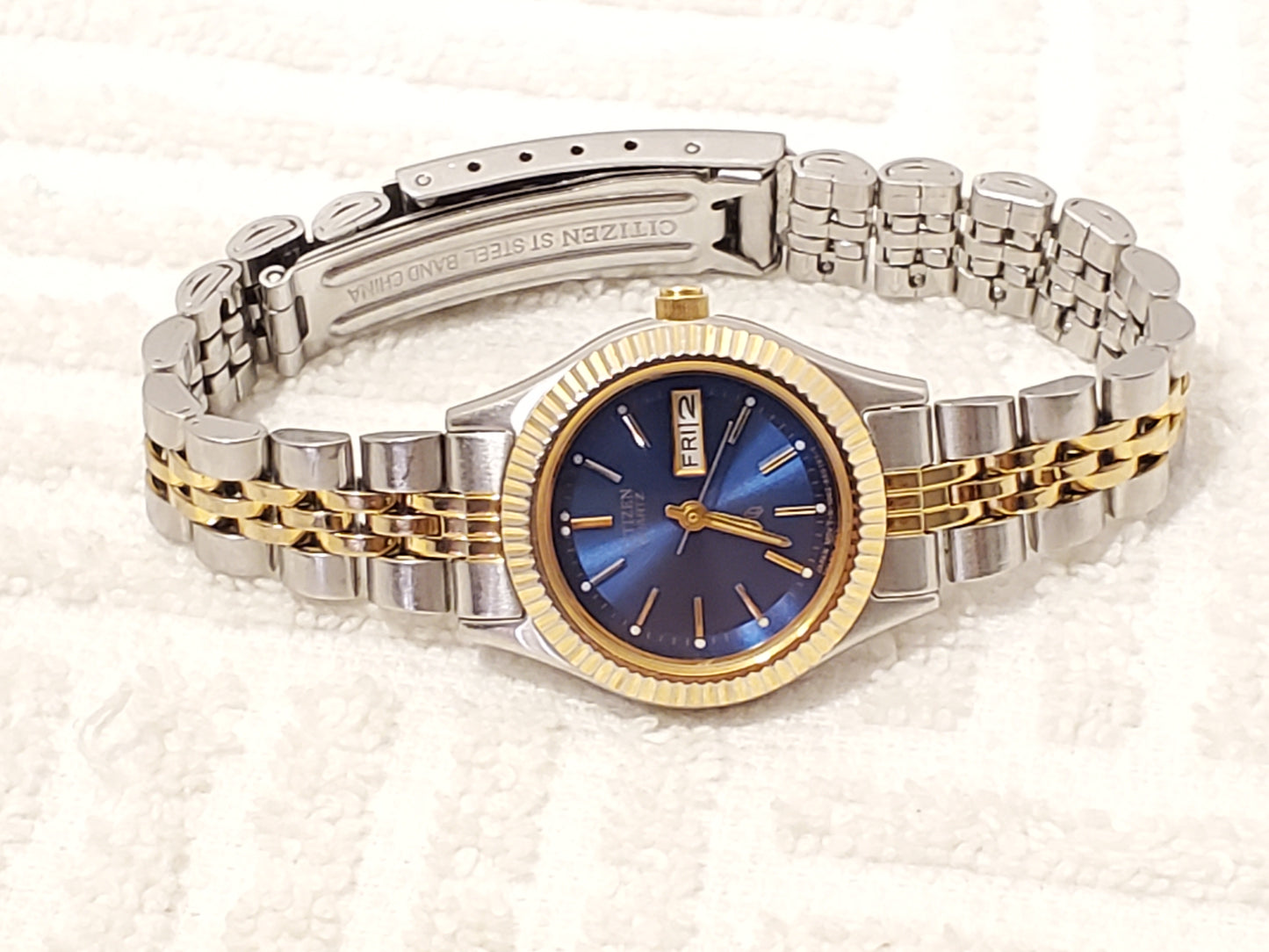 Vintage Citizen Womens Gold Tone Day Date Quartz Watch Stainless Steel Blue Dial