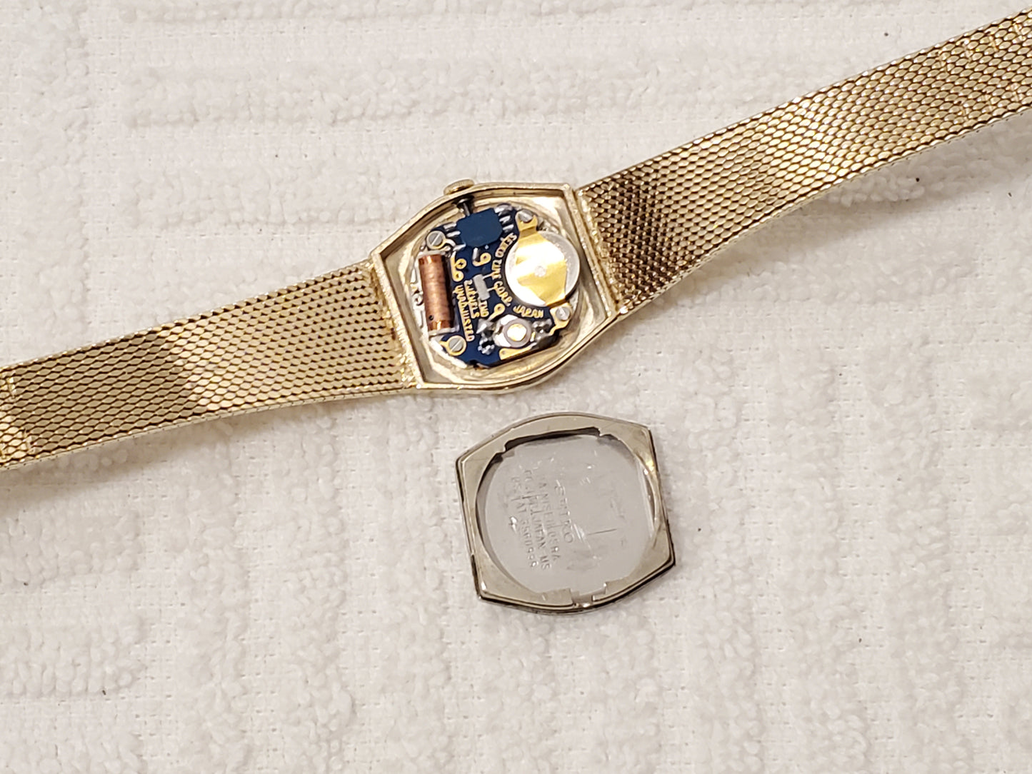 Vintage Seiko Women's Quartz Watch Gold Tone Two Jewels Base Metal Safety Chain