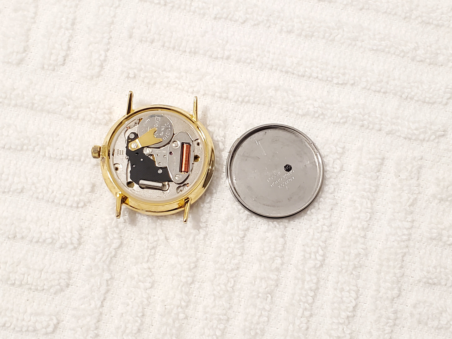 Vintage Fossil Women Watch Gold Tone Black Dial Opal Pieces Roman Numerals Bezel