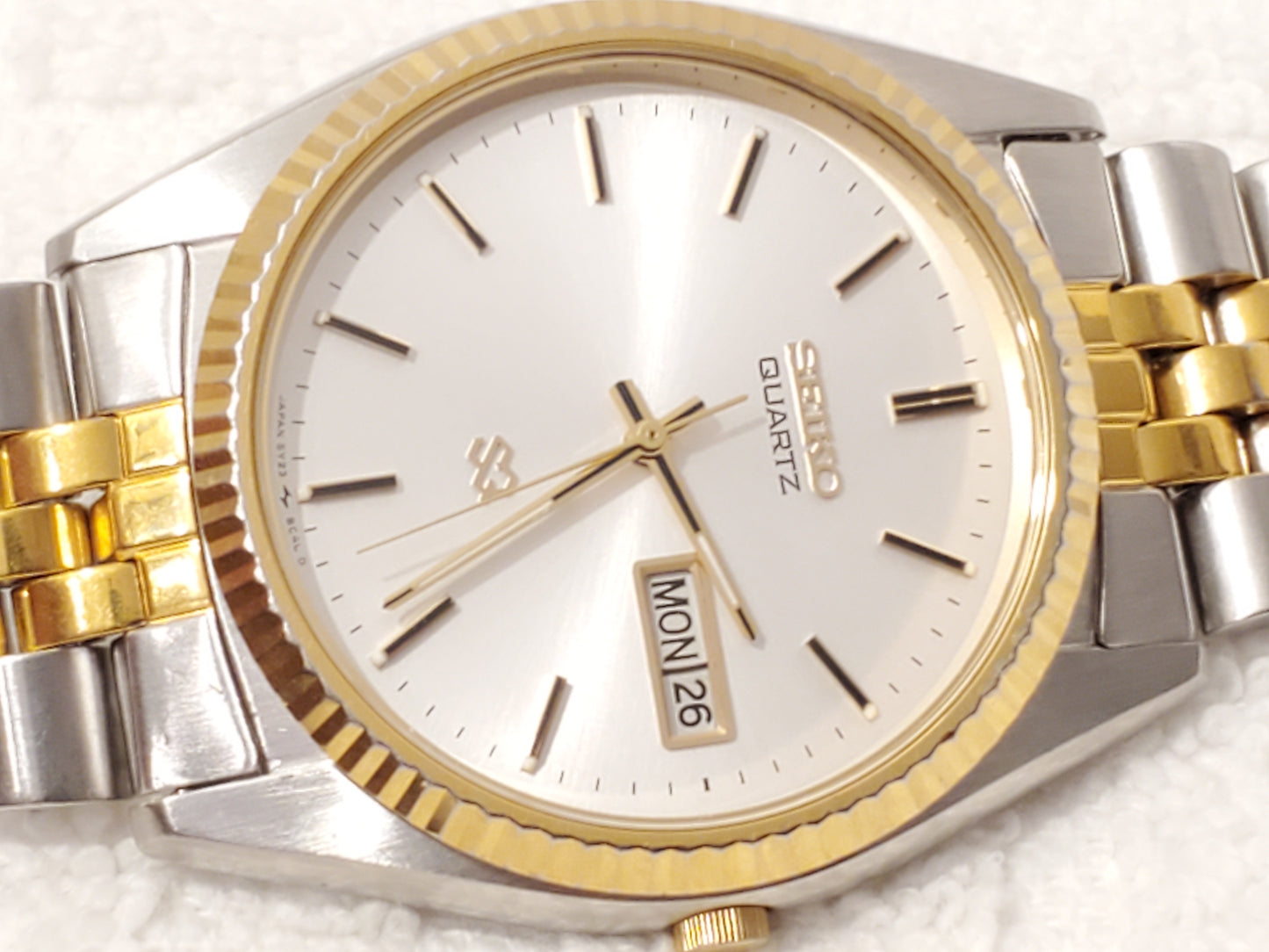 Vintage Seiko SQ Men Presidential Day Date Quartz Watch Silver Dial Gold Tone SS