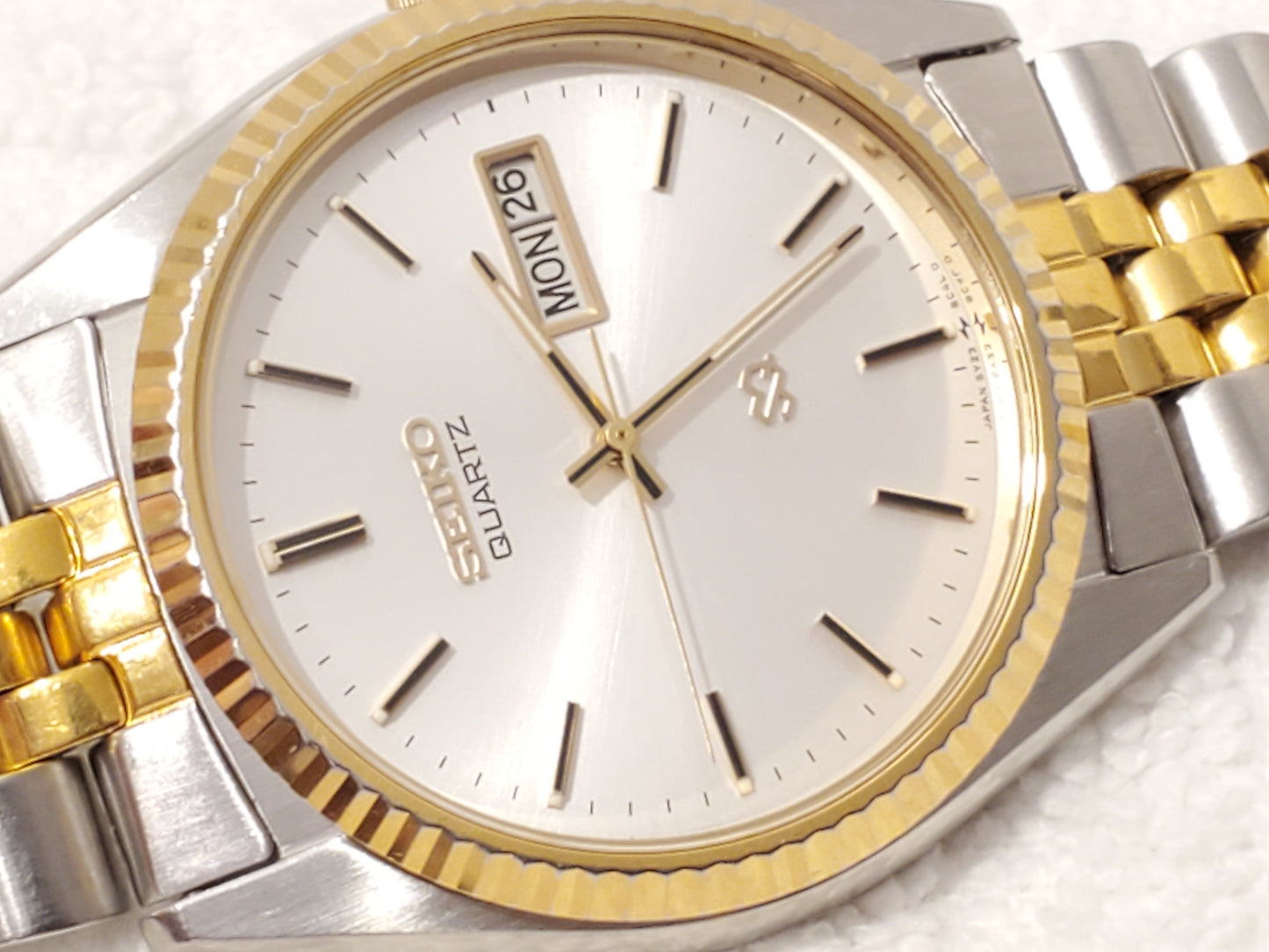 Vintage Seiko SQ Men Presidential Day Date Quartz Watch Silver Dial Gold Tone SS