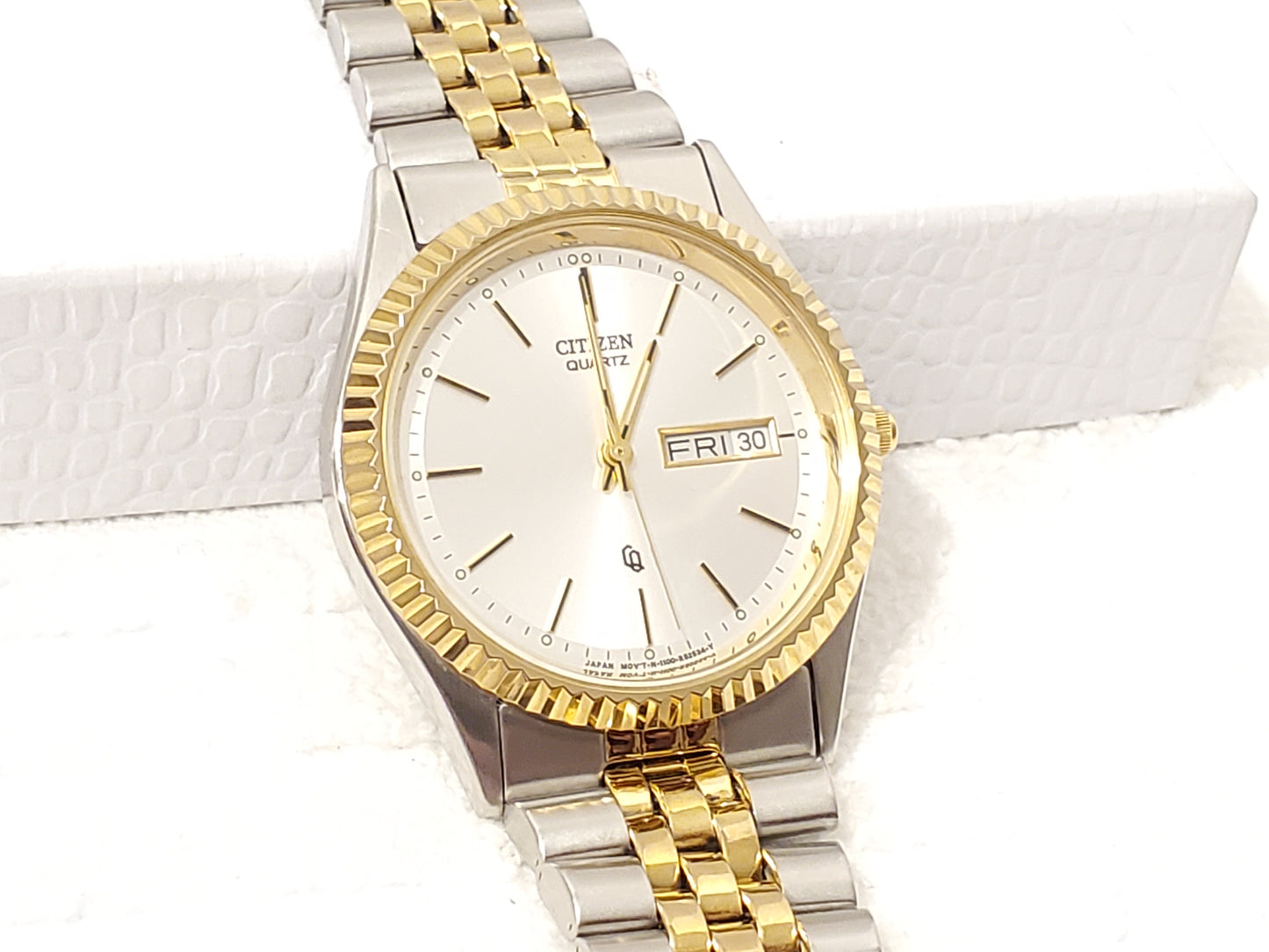 Vintage Citizen Presidental Mens Day Date Quartz Watch Gold Tone Stainless Steel