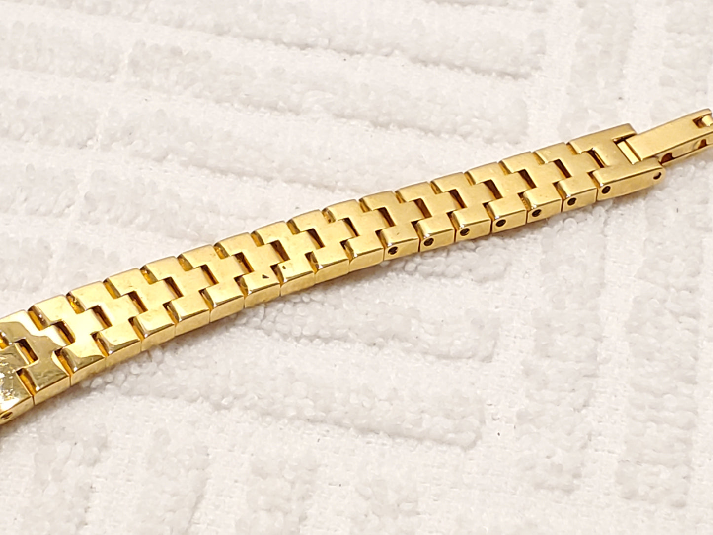 Vintage Caravelle by Bulova Women's Gold Tone Plated Quartz Watch Oval Shape SS