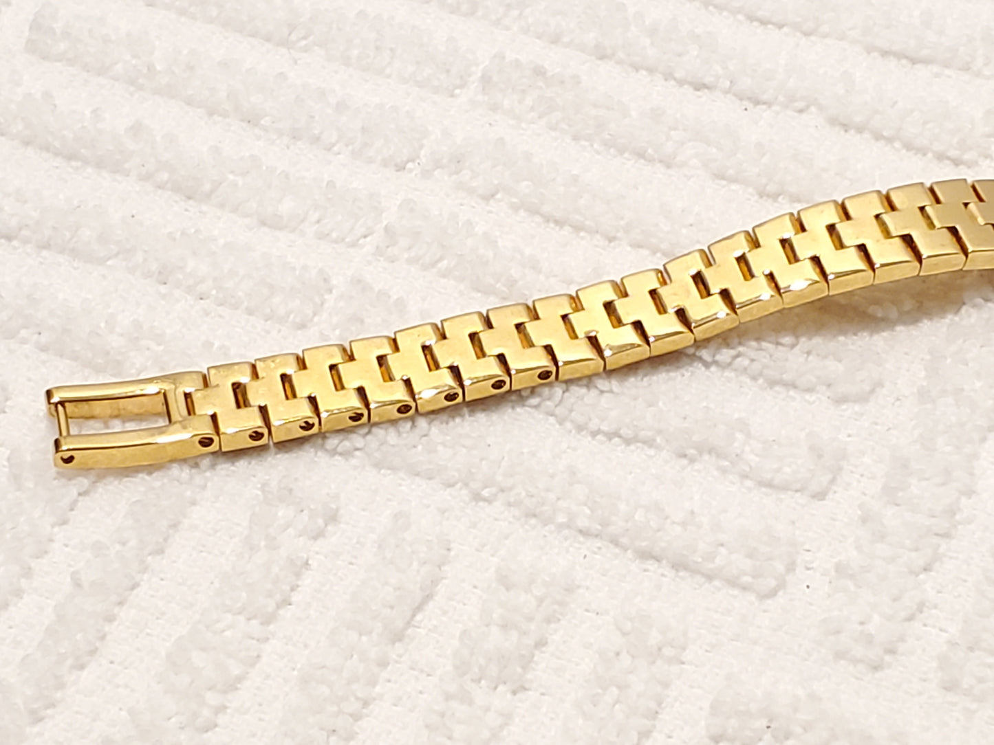 Vintage Caravelle by Bulova Women's Gold Tone Plated Quartz Watch Oval Shape SS