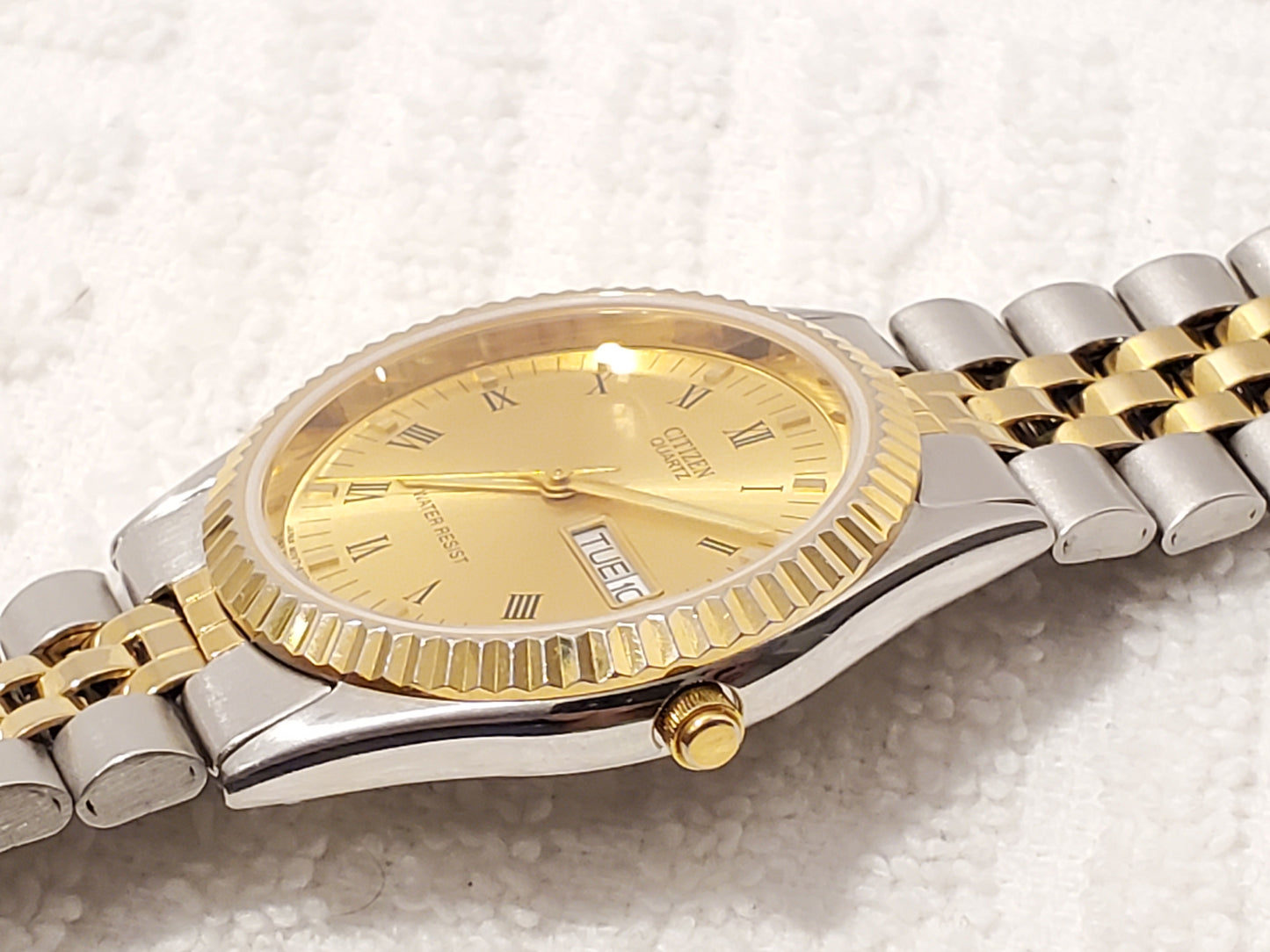 Vintage Citizen Men's Day Date Watch Gold Tone Stainless Steel Roman Numerals