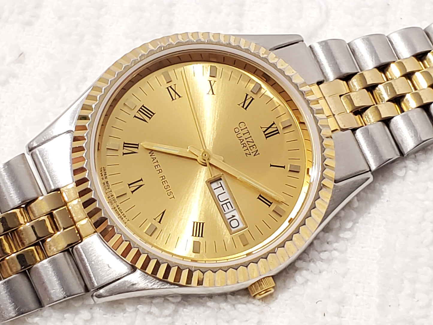 Vintage Citizen Men's Day Date Watch Gold Tone Stainless Steel Roman Numerals